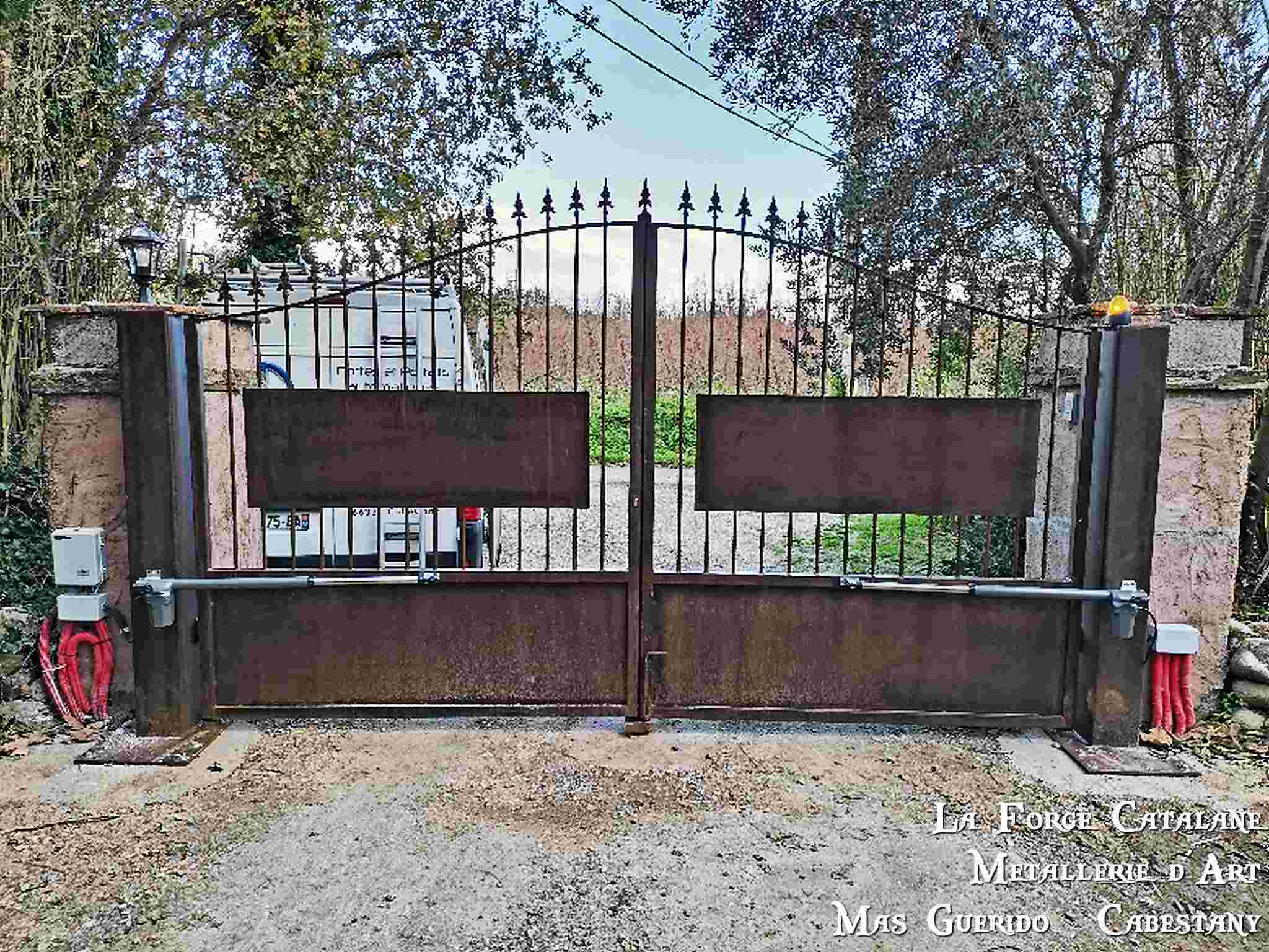 portail double vantaux chapeau de gendarme barreaudage droit partie haute finit par pointe de fleches soubassement tole partie basse Forge Catalane.jpg